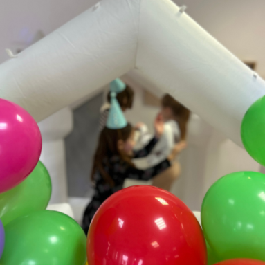 napihljivo igralo z baloni