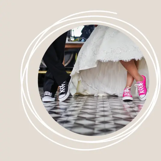 Mladoporočenca, ki zaljubljeno plešeta prvi ples.