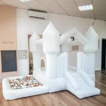 Napihljivo igralo - nevtralne barve - trendi in praktično.