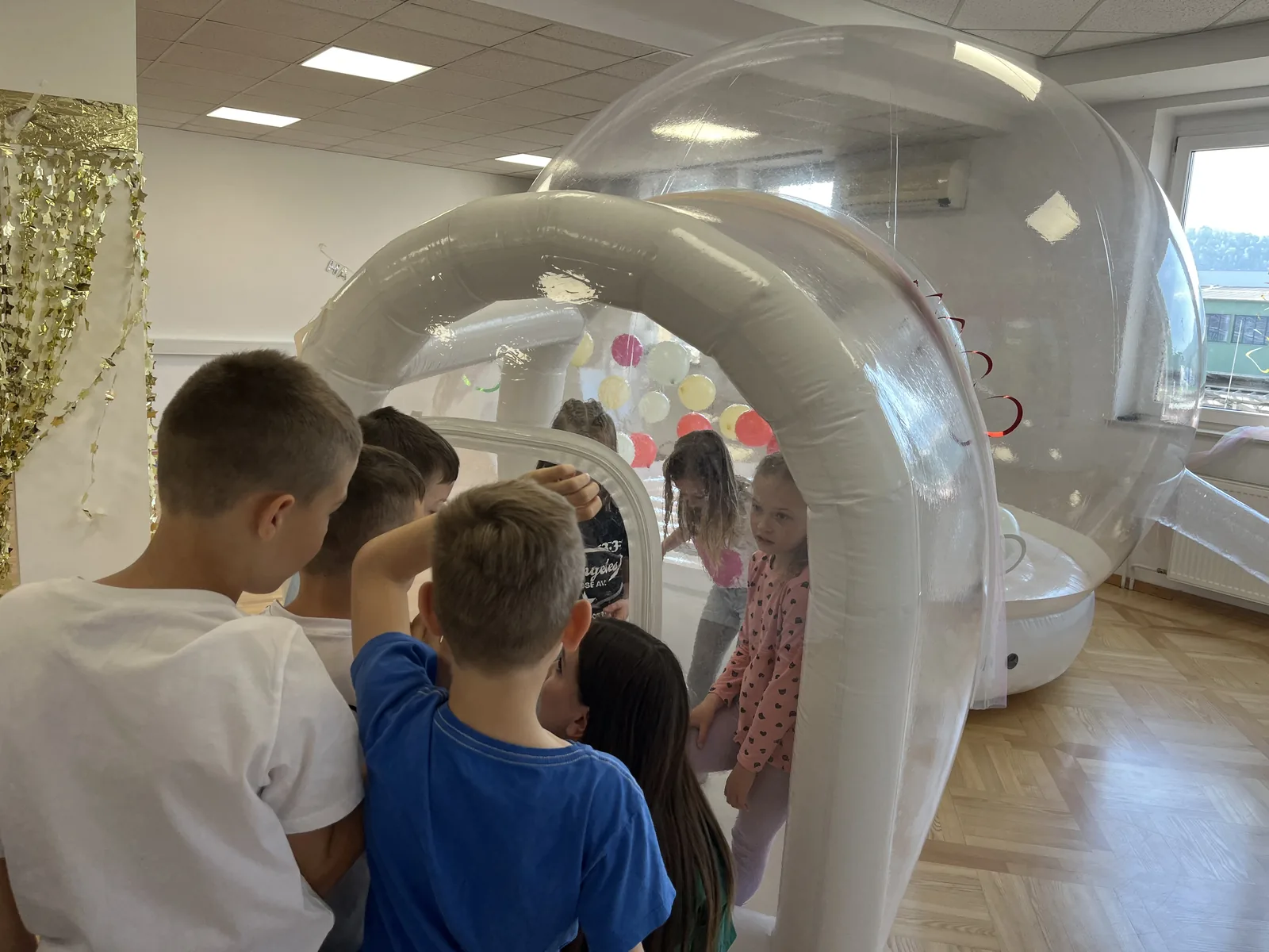 Bubble house - prozorna napihljiva hiška z baloni